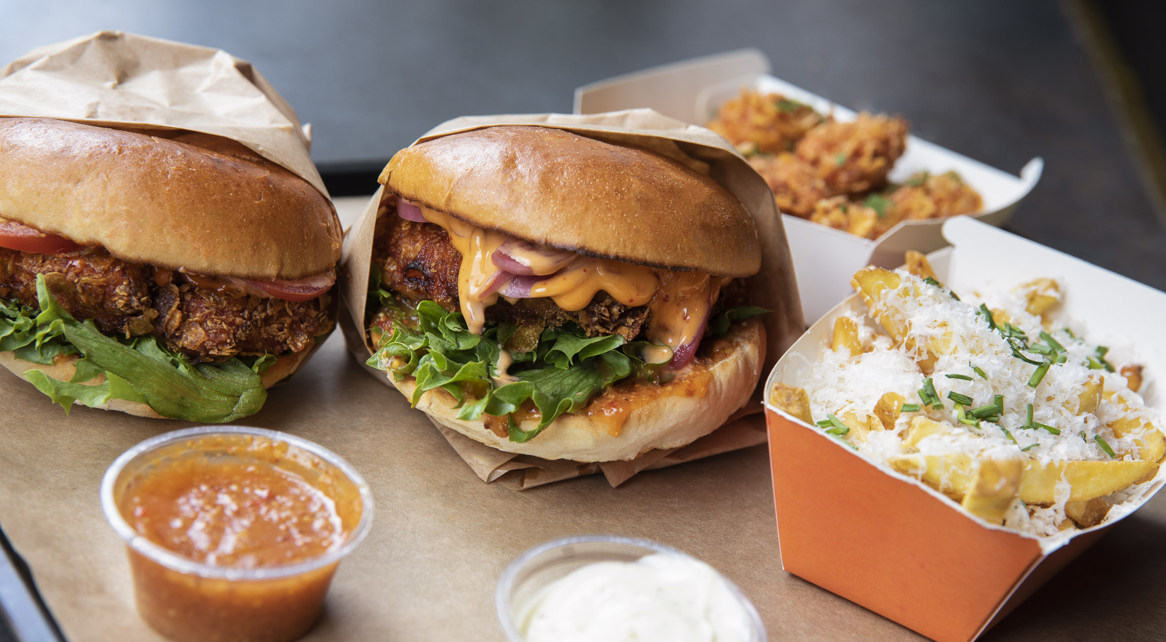 2 burger combos hos Crisp på Vesterbro – Fried chicken bar har åbnet ny location