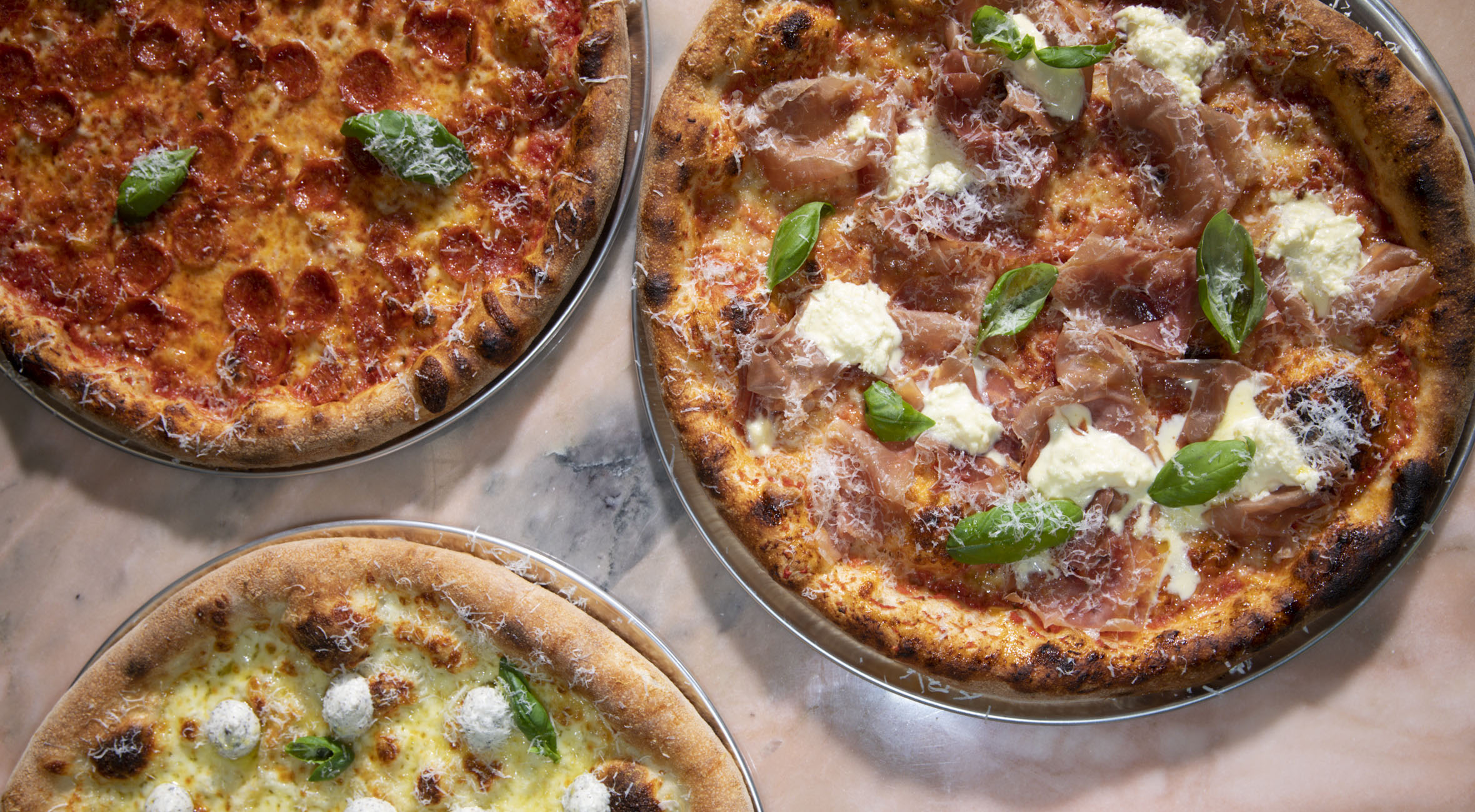 2 pizzaer hos Another Pizza – I Indre By er der åbnet en New York-style pizzabar og en vild en af slagsen